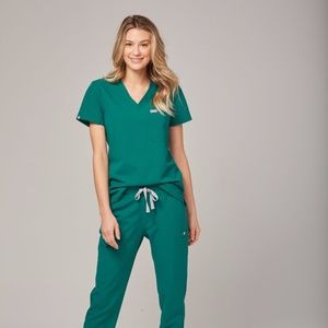 Medium hunter green jogger scrub FIG set!!